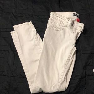 White size 5 freestyle brand pants. Inseam 32